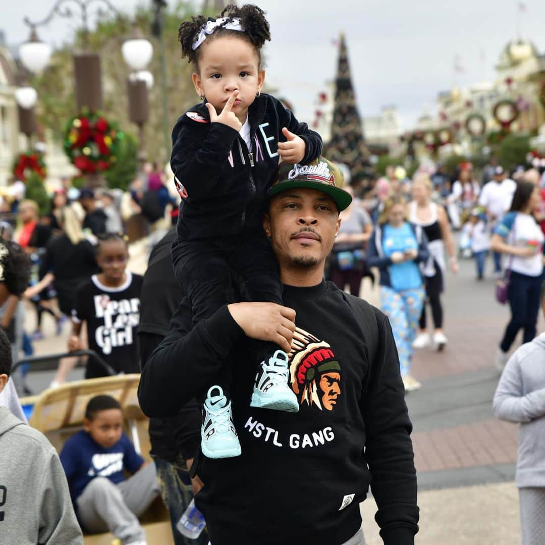 T.I.さんのインスタグラム写真 - (T.I.Instagram)「The view of the world's just better  sitting on Daddy's shoulders. @waltdisneyworld」12月24日 3時15分 - tip