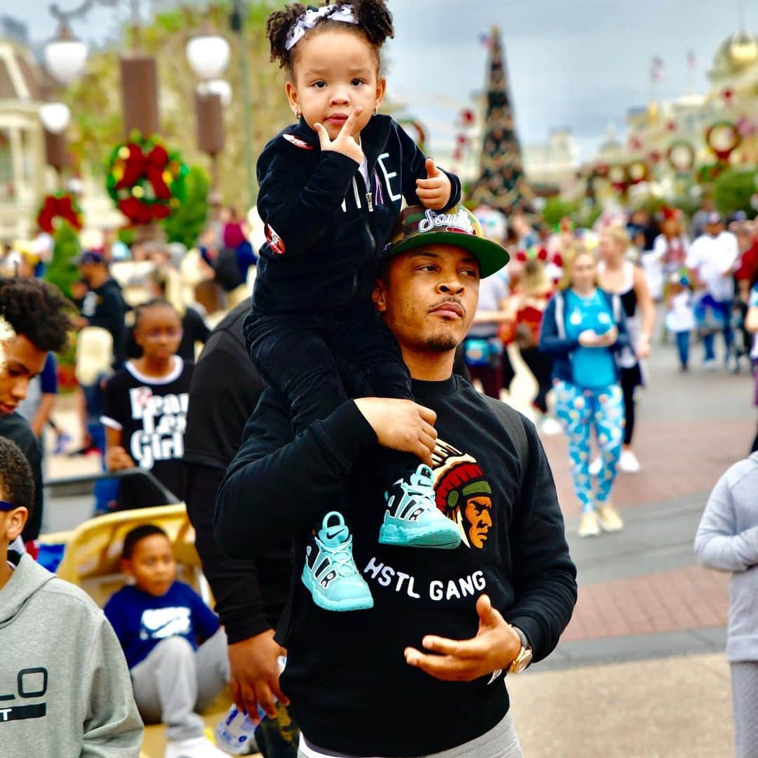 T.I.さんのインスタグラム写真 - (T.I.Instagram)「The view of the world's just better  sitting on Daddy's shoulders. @waltdisneyworld」12月24日 3時15分 - tip