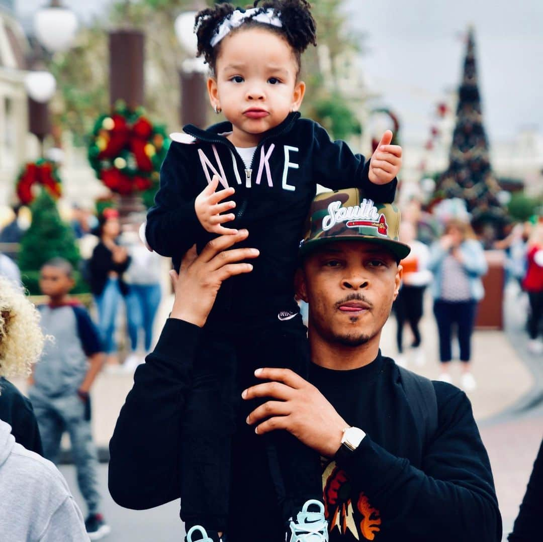 T.I.さんのインスタグラム写真 - (T.I.Instagram)「The view of the world's just better  sitting on Daddy's shoulders. @waltdisneyworld」12月24日 3時15分 - tip