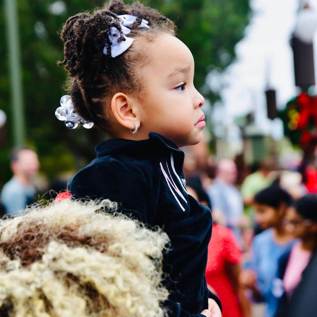 T.I.さんのインスタグラム写真 - (T.I.Instagram)「The view of the world's just better  sitting on Daddy's shoulders. @waltdisneyworld」12月24日 3時15分 - tip