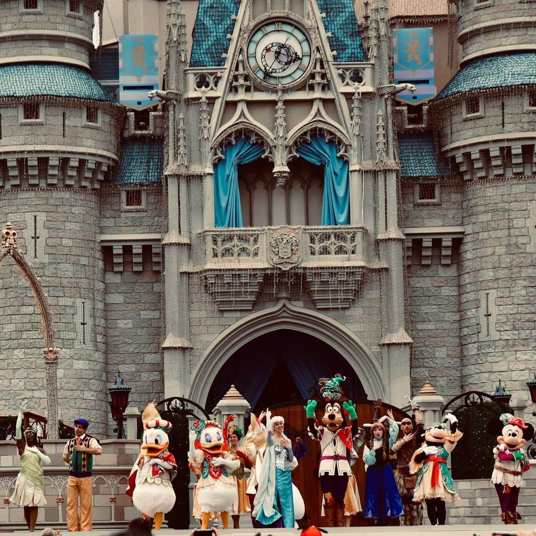 T.I.さんのインスタグラム写真 - (T.I.Instagram)「The view of the world's just better  sitting on Daddy's shoulders. @waltdisneyworld」12月24日 3時15分 - tip