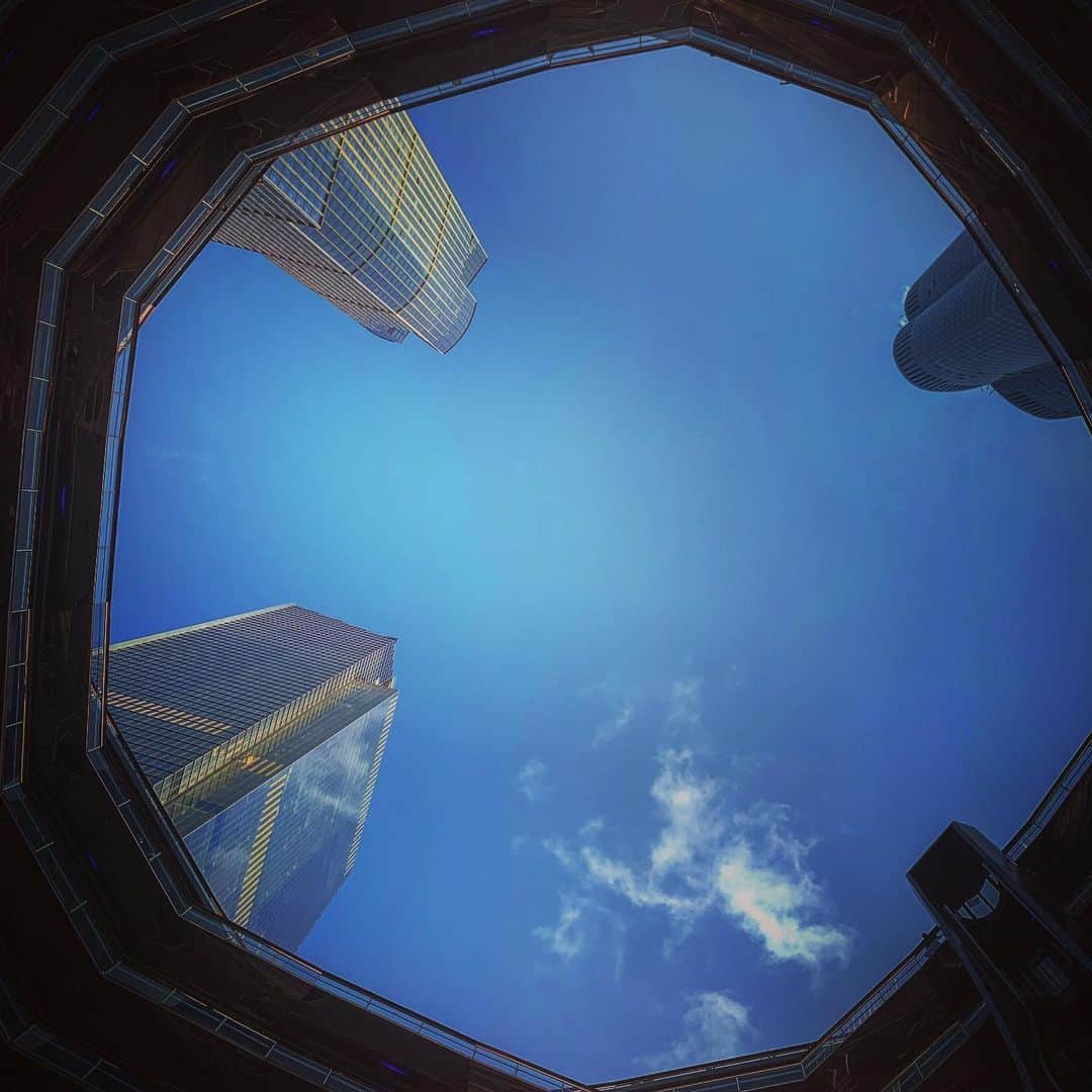 オースティン・スウィフトのインスタグラム：「-Like a door that keeps revolving in a half forgotten dream-」