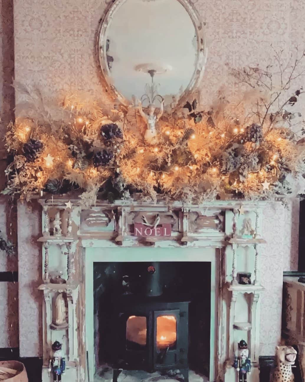 デイジー・ロウさんのインスタグラム写真 - (デイジー・ロウInstagram)「It’s beginning to look a lot like Christmas 😍🎄」12月24日 3時30分 - daisylowe