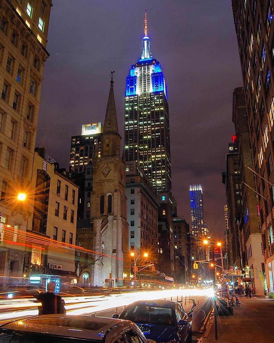 Empire State Buildingさんのインスタグラム写真 - (Empire State BuildingInstagram)「Bringing the Festival of Lights to the skies tonight as we celebrate Chanukah in blue and silver with a candle in our mast! 🕯 . 📷: @ericedunn #EmpireStateBuilding」12月24日 3時31分 - empirestatebldg