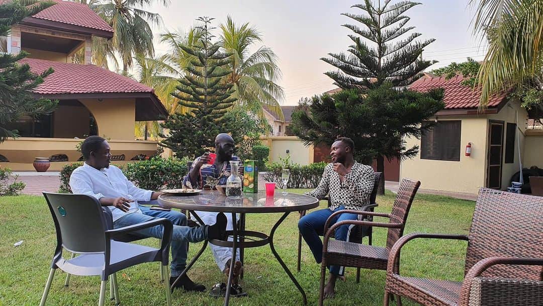 Fuse ODGのインスタグラム：「Discussing outfits for the Kente Party @tinafestivalgh 🙅🏾‍♀️ on Jan 3rd with @ghanaescapes 🇬🇭🇬🇭 If you’re in Ghana or coming Ghana, comment Raa raa raah💥  #KenteParty  #TINAFestival2020  #NewAfricaNation #YearOfReturn  @mrhackett1  @harm_kay」