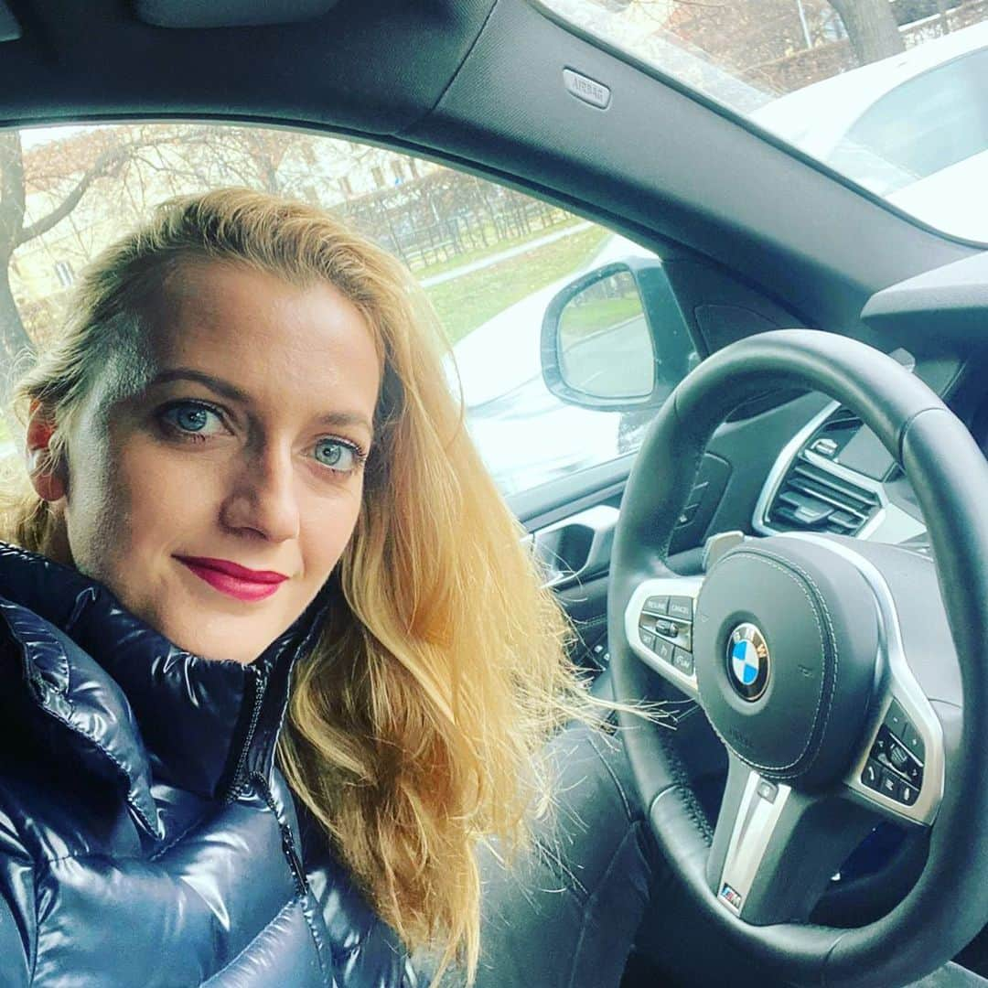 PetraKvitovaさんのインスタグラム写真 - (PetraKvitovaInstagram)「Driving home for Christmas, thanks to @bmwcartec 🎄#bmwcartecgroup」12月24日 3時40分 - petra.kvitova