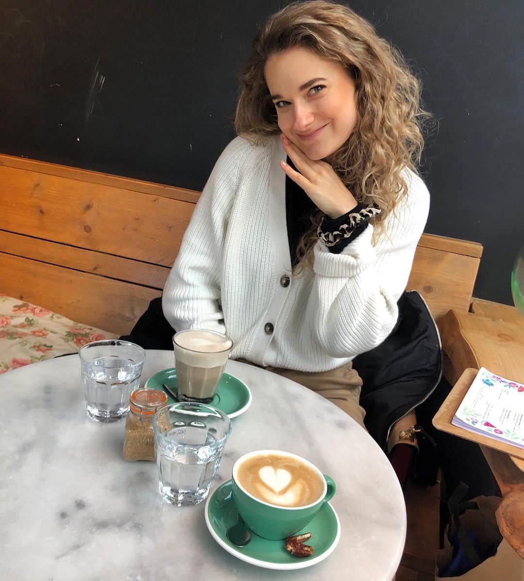 ラウラ・デ・ウィットのインスタグラム：「Lots of coffee (or chai tea latte’s) needed to survive the last week of 2019 ☕️」