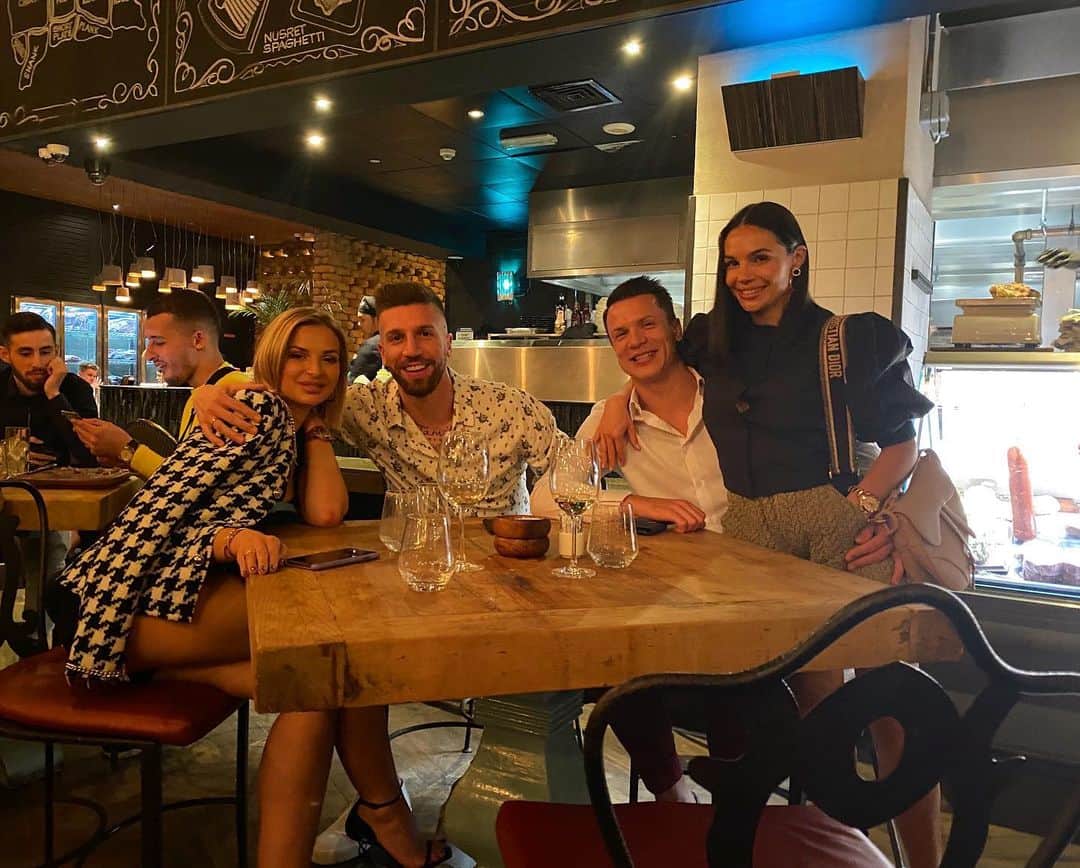 のインスタグラム：「🥩 Заехали в шаурму 🌯😁」
