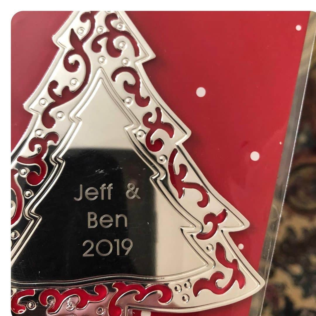 ジェシカ・ブラウンスタインさんのインスタグラム写真 - (ジェシカ・ブラウンスタインInstagram)「Our holiday ornament didn’t quite turn out. So as a very special Holiday Giveaway, I’m offering up my husband @benmulroney to any Jeff, Jeffrey, Jefferson, etc.... this ornament really can’t go to waste and he’s a real treat. No rules apply to this contest.」12月24日 4時03分 - jessicamulroney