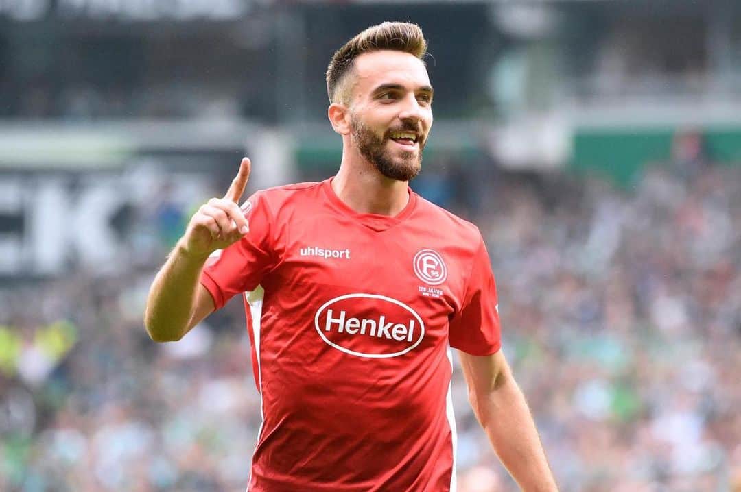 ケナン・カラマンのインスタグラム：「Liebe Fortuna Fans,  nach meiner schweren Lungenentzündung bin ich auf dem Wege der Besserung. Ich werde hart arbeiten, damit ich so schnell wie möglich der Mannschaft bei unseren Zielen helfen kann. Ich wünsche euch allen frohe Weihnachten und ein gesundes neues Jahr.  Ağır zatürre hastalığımdan sonra, çok şükür iyileşme yolundayım. Daha çok çalışıp en kısa zamanda tekrar takımla birlikte olmayı diliyorum.  Herkesin yeni yılını şimdiden kutlar, hepimiz için sağlıklı ve hayırlı bir yil olmasını temenni ederim.」