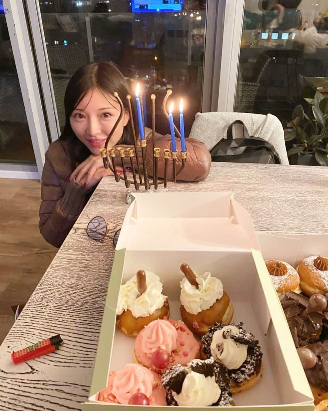 栄木明日香さんのインスタグラム写真 - (栄木明日香Instagram)「Happy Hanukah 🕎 ﻿ ﻿ ﻿ メリークリスマスの時期ですが﻿ ﻿ イスラエルにはクリスマスないみたい😶﻿ ﻿ 代わりにハヌカというお祝いがあります🕯﻿ ﻿ スフガーニーヤーというドーナツ食べてメノーラーっていう燭台に蝋燭付けるのがメインイベントみたい🤣﻿ ﻿ 意外と映えなかったw﻿ ﻿ でもドーナツ美味しいw ﻿ ﻿ #ハヌカ #メノーラー #スフガーニーヤー ﻿ #worldtraveller #travelisrael🇮🇱 #chanukkah #hanukah #hanukkah #israelidonut #israelidonutswithjelly #happyhanukkah」12月24日 4時01分 - liz_asuka__