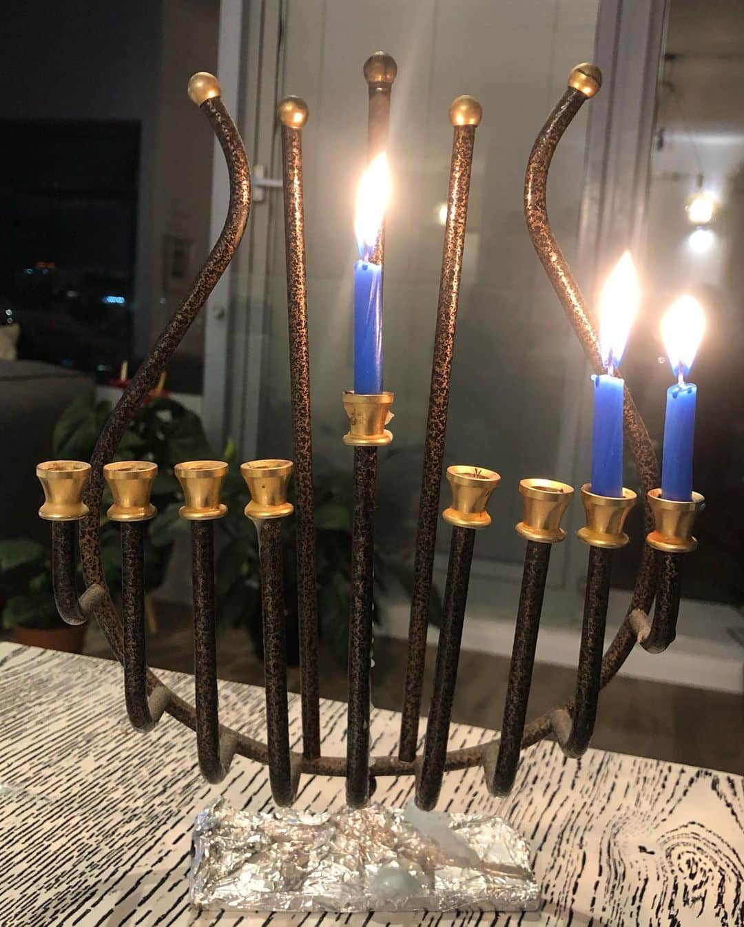 栄木明日香さんのインスタグラム写真 - (栄木明日香Instagram)「Happy Hanukah 🕎 ﻿ ﻿ ﻿ メリークリスマスの時期ですが﻿ ﻿ イスラエルにはクリスマスないみたい😶﻿ ﻿ 代わりにハヌカというお祝いがあります🕯﻿ ﻿ スフガーニーヤーというドーナツ食べてメノーラーっていう燭台に蝋燭付けるのがメインイベントみたい🤣﻿ ﻿ 意外と映えなかったw﻿ ﻿ でもドーナツ美味しいw ﻿ ﻿ #ハヌカ #メノーラー #スフガーニーヤー ﻿ #worldtraveller #travelisrael🇮🇱 #chanukkah #hanukah #hanukkah #israelidonut #israelidonutswithjelly #happyhanukkah」12月24日 4時01分 - liz_asuka__