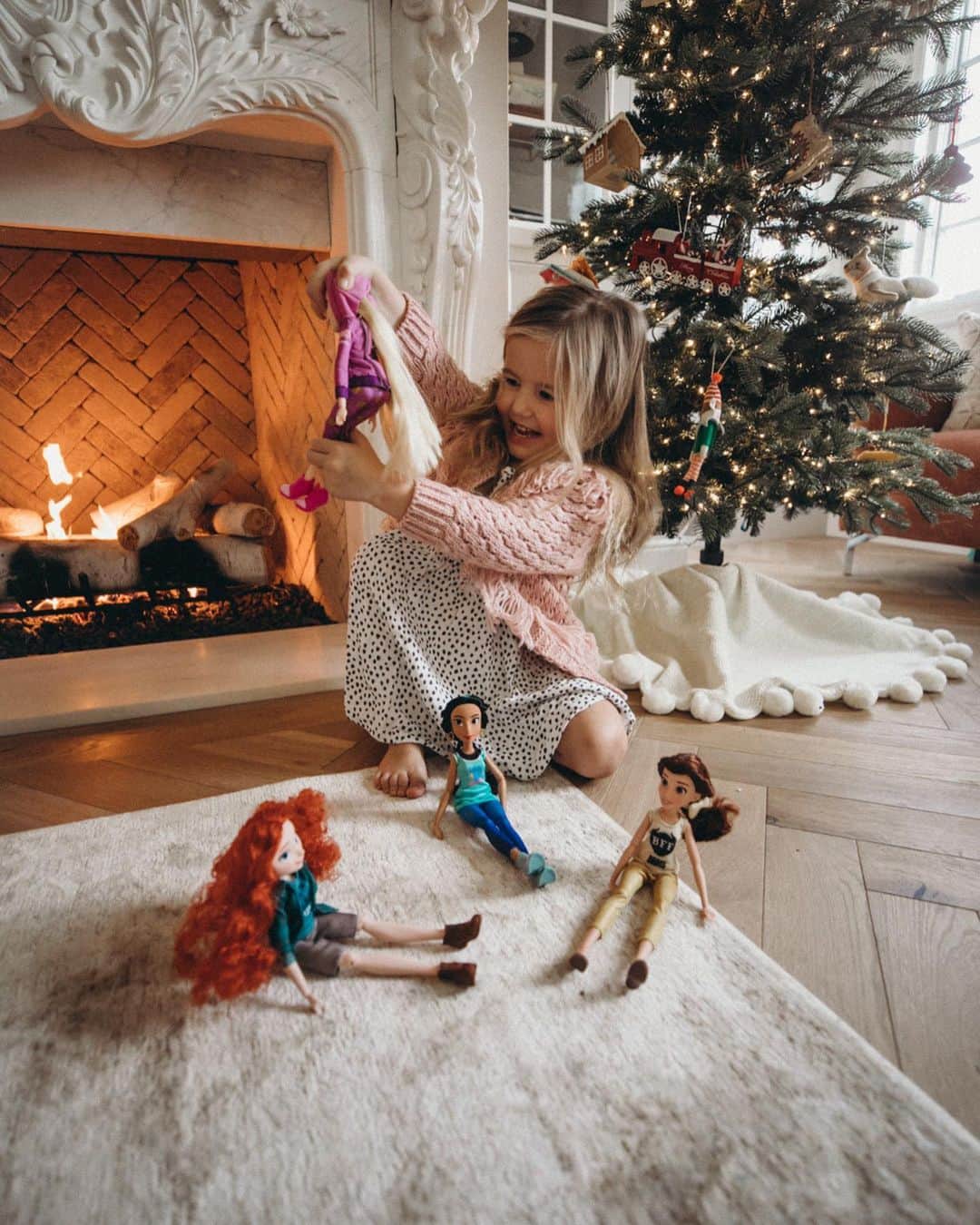 Amber Fillerup Clarkさんのインスタグラム写真 - (Amber Fillerup ClarkInstagram)「“And now the million dollar question .. do people assume all your problems got solved because a big strong prince showed up?” —Rapunzel 👸🏼 Remember that scene in Wreck it Ralph?! @Hasbro has the Disney Princess dolls in their everyday looks available and they are so fun! #DisneyPrincess *each doll sold separately #ad」12月24日 4時03分 - amberfillerup
