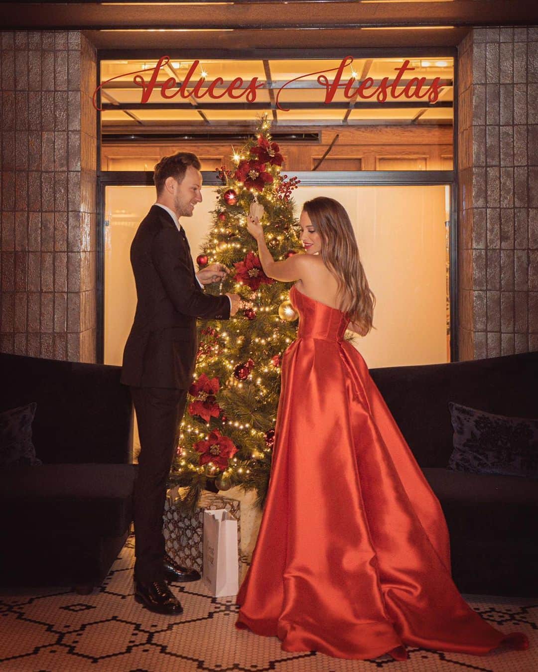 イヴァン・ラキティッチのインスタグラム：「✨🎄Sretan Bozic ✨🎄Feliz Navidad✨🎄Merry Christmas✨🎄Joyeux Noel✨🎄Frohe Weihnachten✨🎄 @raquel_mauri 📸 @foto_alba」