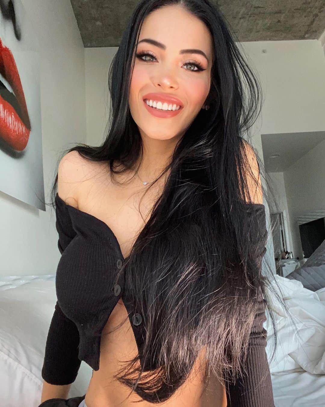 Claudia Alendeさんのインスタグラム写真 - (Claudia AlendeInstagram)「I’ll never stop smiling! @doctorapa did an amazing job fixing my smile! I’m beyond happy with the results and the whole experience was smooth and worry free! I’ve always been self conscious about my smile and now I can start smiling again I’m a little obsessed tbh 😆 @apa.aesthetic @doctorapa」12月24日 4時15分 - claudiaalende
