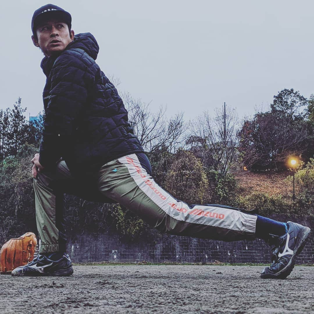 山下晃和さんのインスタグラム写真 - (山下晃和Instagram)「【RUN&BASEBALL】仲間が来る前にランニングとストレッチ  身体温めないとケガをするので  #練習前の練習 #ランニング #RUNNING #野球 #草野球 #RUN #ストレッチ #ミズノコーデ #MIZUNO #Mマーク #ミズノトレーニング #有酸素運動 #投げ納め　カナ #training #筋トレ #NASM #パーソナルトレーナー #ミズノトレーニングウェア #インナーはブレスサーモ #ブレスサーモ #男士模特 #模特 #남성모델」12月24日 4時19分 - travel_akikazoo