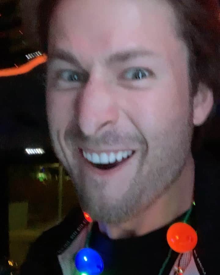 グレン・パウエルのインスタグラム：「The Powell’s rent a party bus to go caroling. This was bound to happen.」