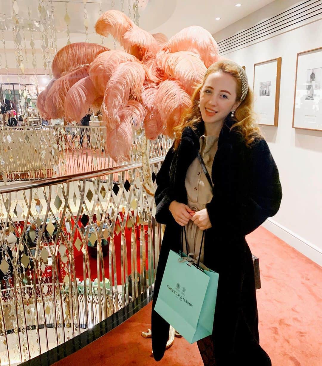 ベッキー・クルーエルのインスタグラム：「all I want is a feather tree lamp 😍」