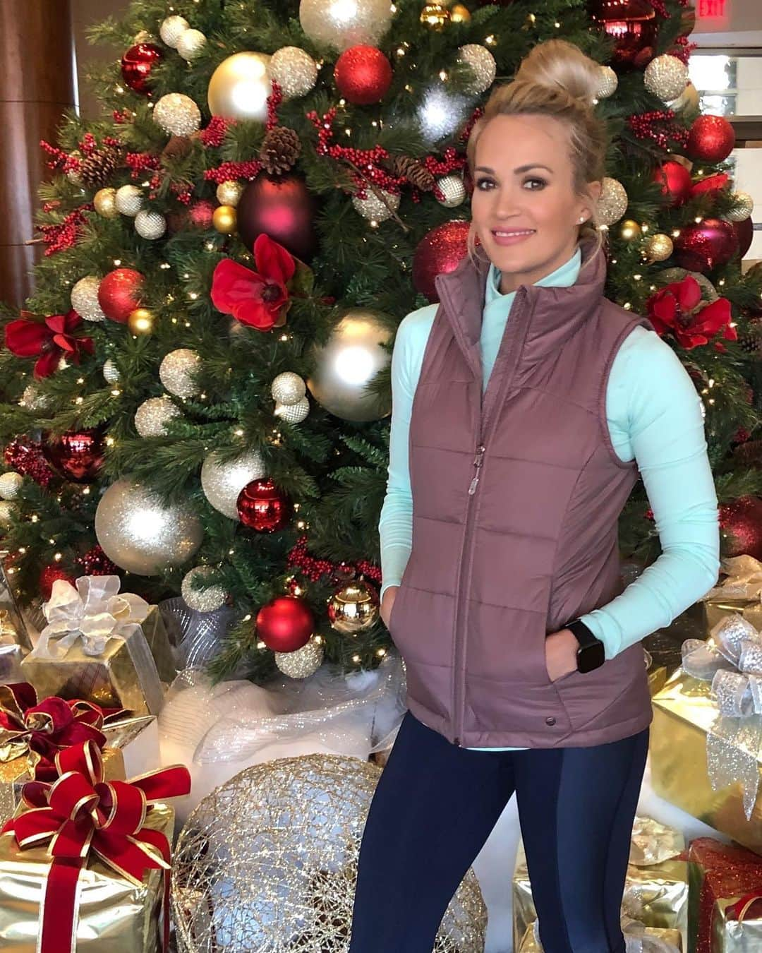 キャリー・アンダーウッドさんのインスタグラム写真 - (キャリー・アンダーウッドInstagram)「Who’s ready for Christmas? @caliabycarrie #ColdWeatherCollection #StayThePath」12月24日 4時35分 - carrieunderwood