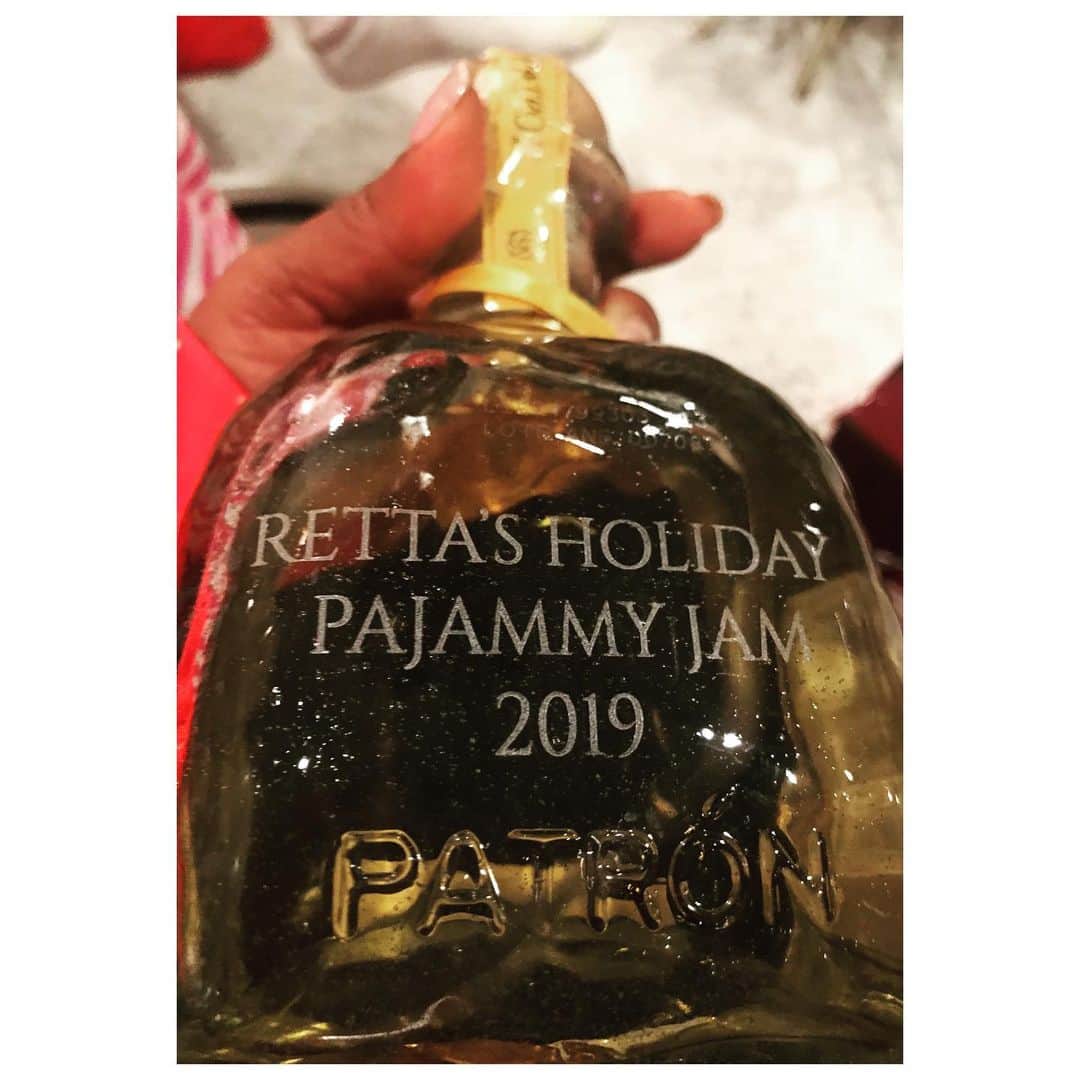 Rettaさんのインスタグラム写真 - (RettaInstagram)「Saturday night was about the 15th year that I’ve thrown my girl gang Christmas soirée and about 10 or 12 years ago it officially became a pajama party. We were missing some of our gal pals (Tej & Rosa) but we were NOT, however, short any @Patron. ‘Twas a welcome party favor at this year’s Holiday Pajammy Jam! You get a bottle! And you get a bottle! And YOU get a bottle. #PatronPartner #PassThePatron」12月24日 4時44分 - unforettable