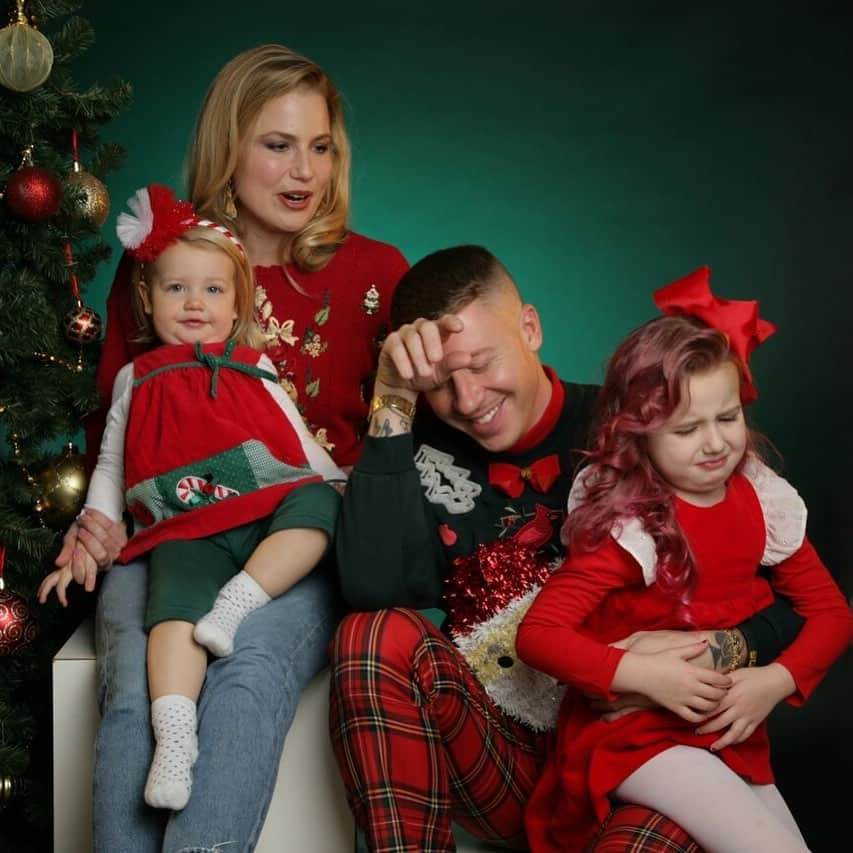 マックルモアーのインスタグラム：「What Christmas time looks like without the filter 🎄」