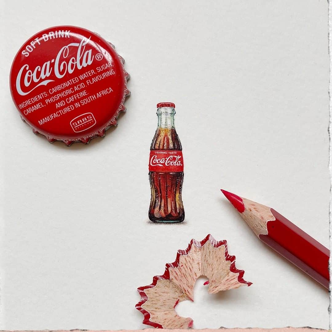 Coca-Colaのインスタグラム：「Miniature artist @lorraineloots, proving that big cheer comes in small packages. 🤗」