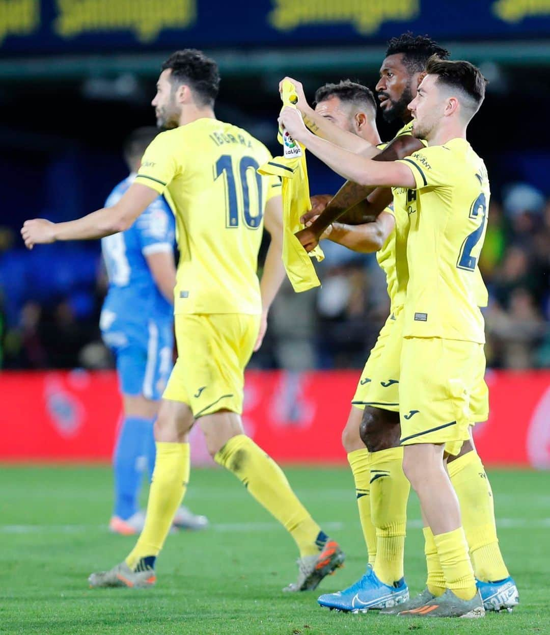 LFPさんのインスタグラム写真 - (LFPInstagram)「A special CELEBRATION! 😍💛 • ¡Una CELEBRACIÓN especial! 😍💛 • #Villarreal #MoiGomez #Goal #LaLiga #LaLigaSantander」12月24日 5時00分 - laliga