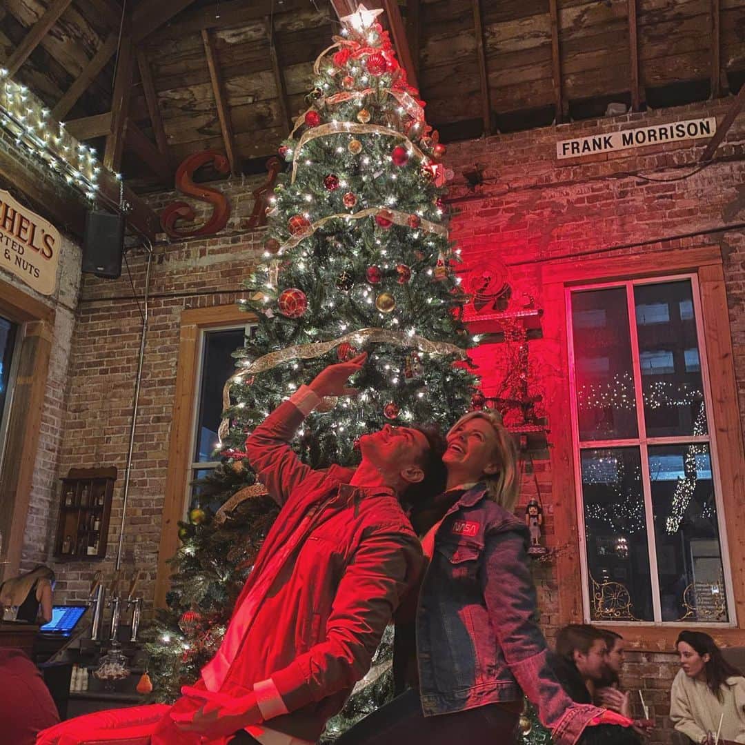 アリアナ・マディックスさんのインスタグラム写真 - (アリアナ・マディックスInstagram)「i think it’s safe to say we really enjoyed this christmas tree in orlando 🎄 hope everyone is having a great holiday! im eating as much as possible as a present to myself 🤤 🎄 📸: @rorodolo #canadiantuxedo #feedmesnacks #andtellmeimpretty」12月24日 5時06分 - arianamadix