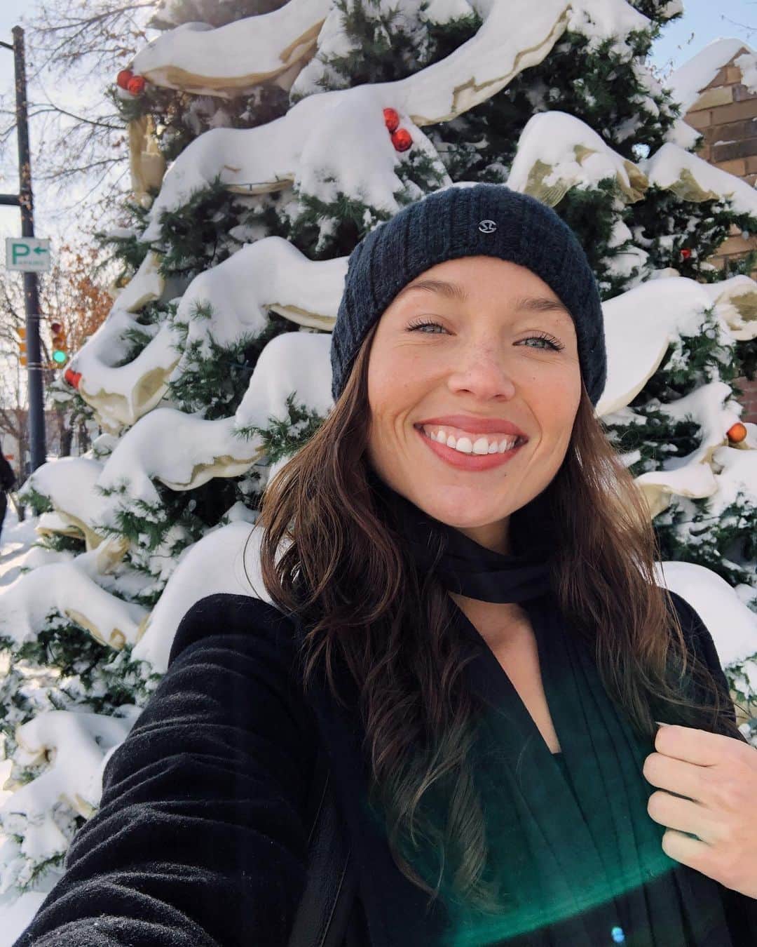 Nicole Mejiaのインスタグラム：「Hello beautiful souls! Dropping by to: 1. Wish you happiness and love this holiday season ♥️🎄☃️ 2. Remind you that we’re exactly 2 weeks away from Jan 2020 JUMP!  We’re starting off this next decade by putting our health and happiness in the forefront. Who’s joining us!? @lulyapp  You can learn more and signup in my bio👆🏼」