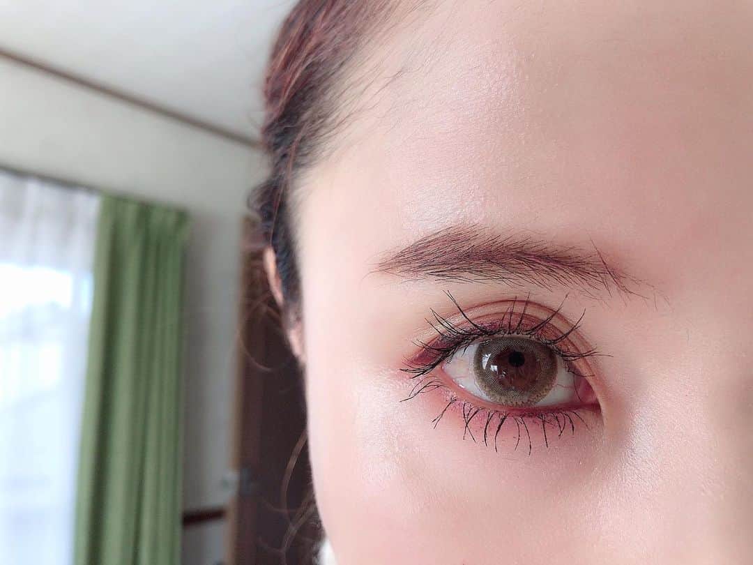 井上花実のインスタグラム：「着け心地がとにかく軽い色素薄い系レンズ🧚‍♀️ 厚みもなくて、柔らかいのでコンタクトしてる事を忘れるくらい軽い🙆🏼‍♀️💫 コンタクト▶︎スリーラブベリー/ハニーハニー : コンタクトはオンラインコンタクト @onlinecontact ⬅︎ここから購入できます  https://www.online-contact.cc/fs/contact/c/3love-berry マスカラが乾燥しだしてムラになりやすくなった💦新年を迎える前に買いなおそう。 : #スリーラブベリー #3LOVEBERRY #ハニーハニー #中野恵那 さんイメモ #ヘーゼルカラコン#ベージュ#コンタクト#色素薄い系カラコン #カラコンレポ #カラコン #コンタクトレンズ#アイメイク#オンラインコンタクト #ナチュラルカラコン#オレンジメイク #カラコン着画 #makeup#eyemakeup#ピンクメイク#ピンク#アイライン#カラーライン#血色メイク#カラーメイク#赤メイク#ラッシュアディクト#まつ育#カラーマスカラ#色素薄い系#くすみピンク」