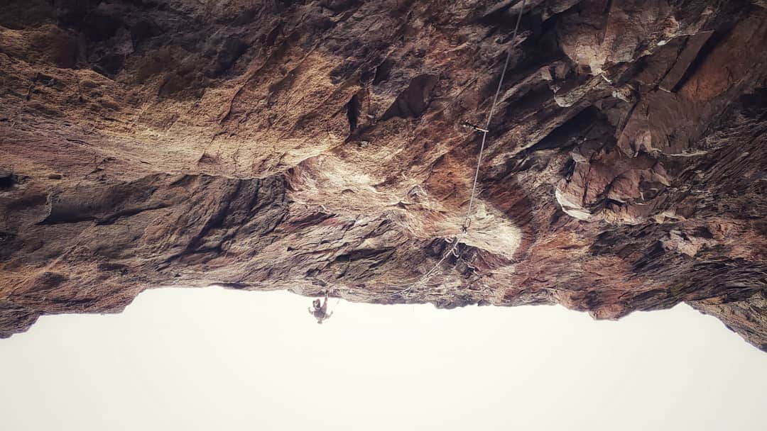 ペイジー・クラッセンのインスタグラム：「Trying to beat that winter equinox heat at the Industrial Wall with @seth_lytton. Whipping off the last move a handful of times means you can only do worse or send. Pressure is on, stoked!! @lasportivana @maximropes」