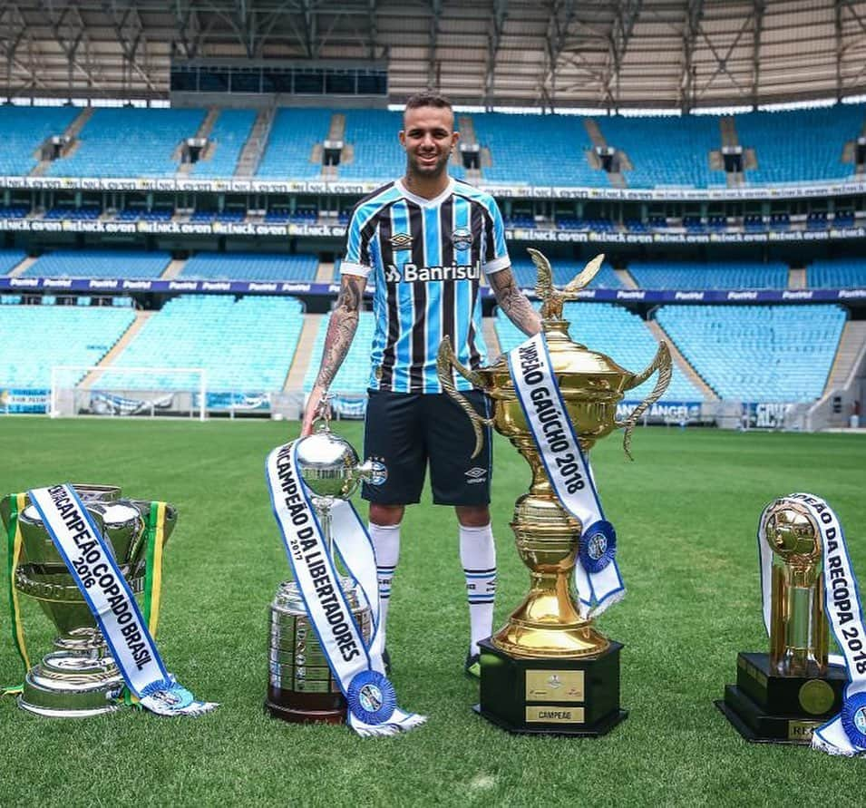 ルアン・ギリェルメ・デ・ジェズス・ヴィエイラのインスタグラム：「Procuro palavras pra falar da importância do Grêmio na minha vida. Um clube que aprendi amar por tudo que eu vivi, foram sete anos vestindo essa camisa, com muito mais glórias e alegrias do que eu poderia imaginar no dia que cheguei em Porto Alegre. Ganhei quase tudo que um jogador pode sonhar, mas a minha maior conquista foi o respeito e o carinho de todos no clube e da torcida. Sei que meu nome está na história do Imortal, sempre disse que só iria sair depois de poder ajudar a dar alegria e esse clube, e hoje saio com a sensação de missão cumprida. A partir de agora, vou viver um novo sonho na carreira. Obrigado ao GRÊMIO e à TORCIDA! Sou eternamente grato por tudo que fizeram por mim!🙏🏼💙」