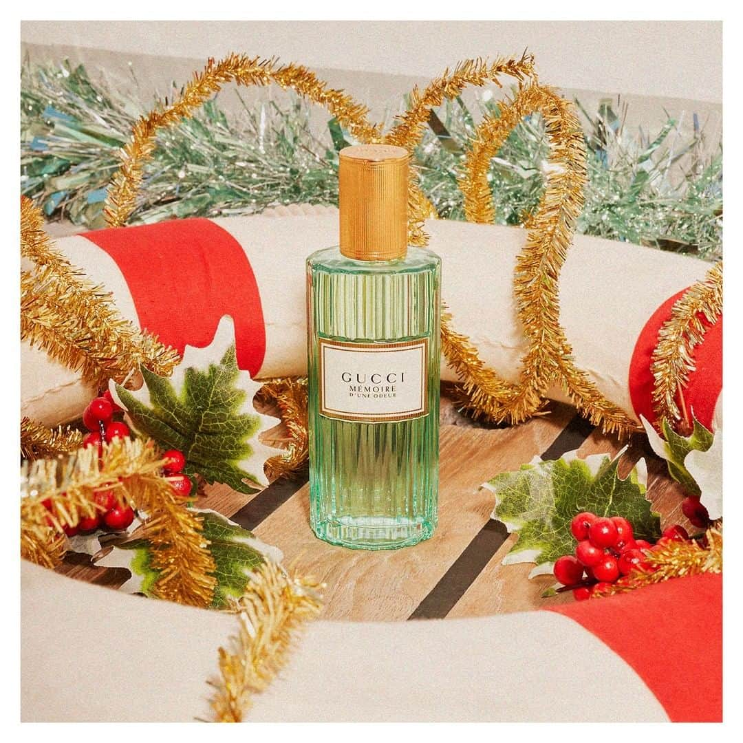 グッチさんのインスタグラム写真 - (グッチInstagram)「Celebrating #GucciGift with @guccibeauty scents by @alessandro_michele. #GucciMémoire d’une Odeur—meaning memory of a scent—the universal green aromatic fragrance with notes of Roman chamomile and Indian Coral Jasmine and special scents from a curated luxury line of fragrances #TheAlchemistsGarden. Discover more through link in bio. #AlessandroMichele #GucciBeauty」12月24日 6時00分 - gucci