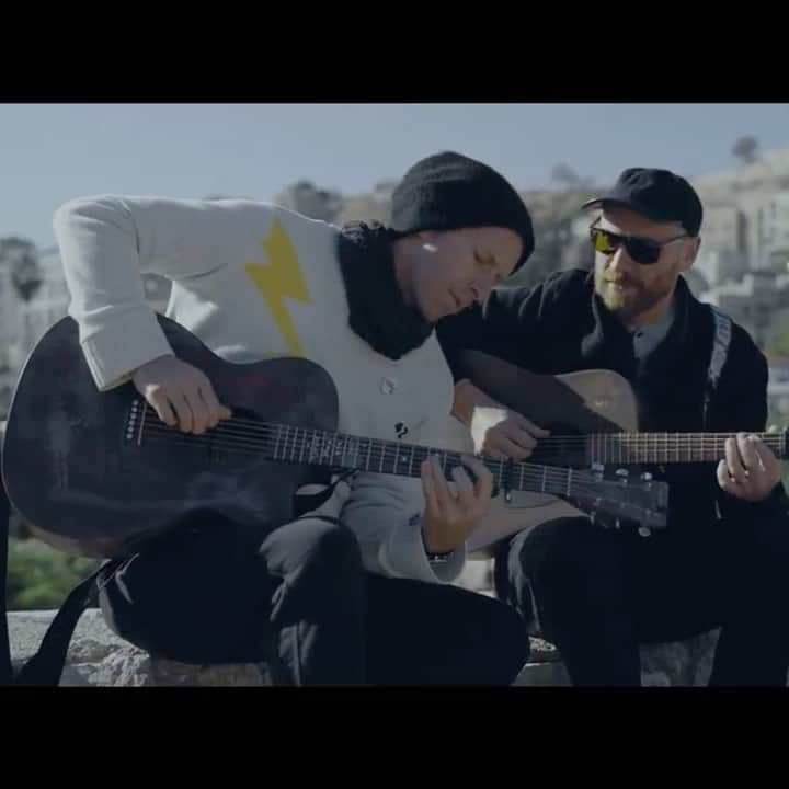 Coldplayのインスタグラム：「Old Friends Live In Jordan From the new album, #EverydayLife Watch the full song on @YouTube 🌙☀️」