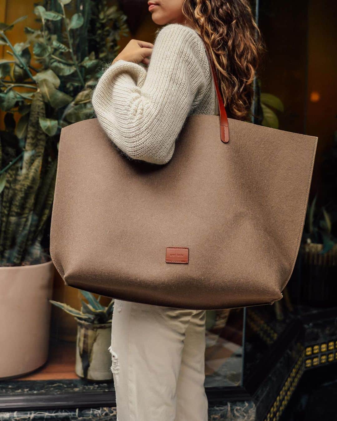 グラフ&ランツのインスタグラム：「last minute holiday shopping with our Hana boat bag. #graflantz」