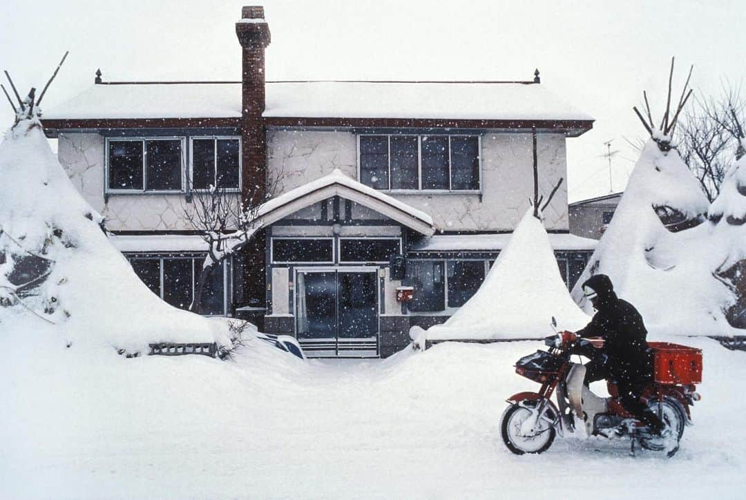 Michael Yamashitaさんのインスタグラム写真 - (Michael YamashitaInstagram)「'Neither snow nor rain nor heat nor gloom of night stays these couriers from the swift completion of their appointed rounds.' This is commonly misidentified as the creed of our mail carriers, but actually it is just the inscription found on the old General Post Office in New York City. It is certainly true in Hokkaido, Japan, where the mail is delivered by motorcycles even in snow.  #Hokkaido #Japan #snowbike #winterweather #winterdays」12月24日 6時10分 - yamashitaphoto