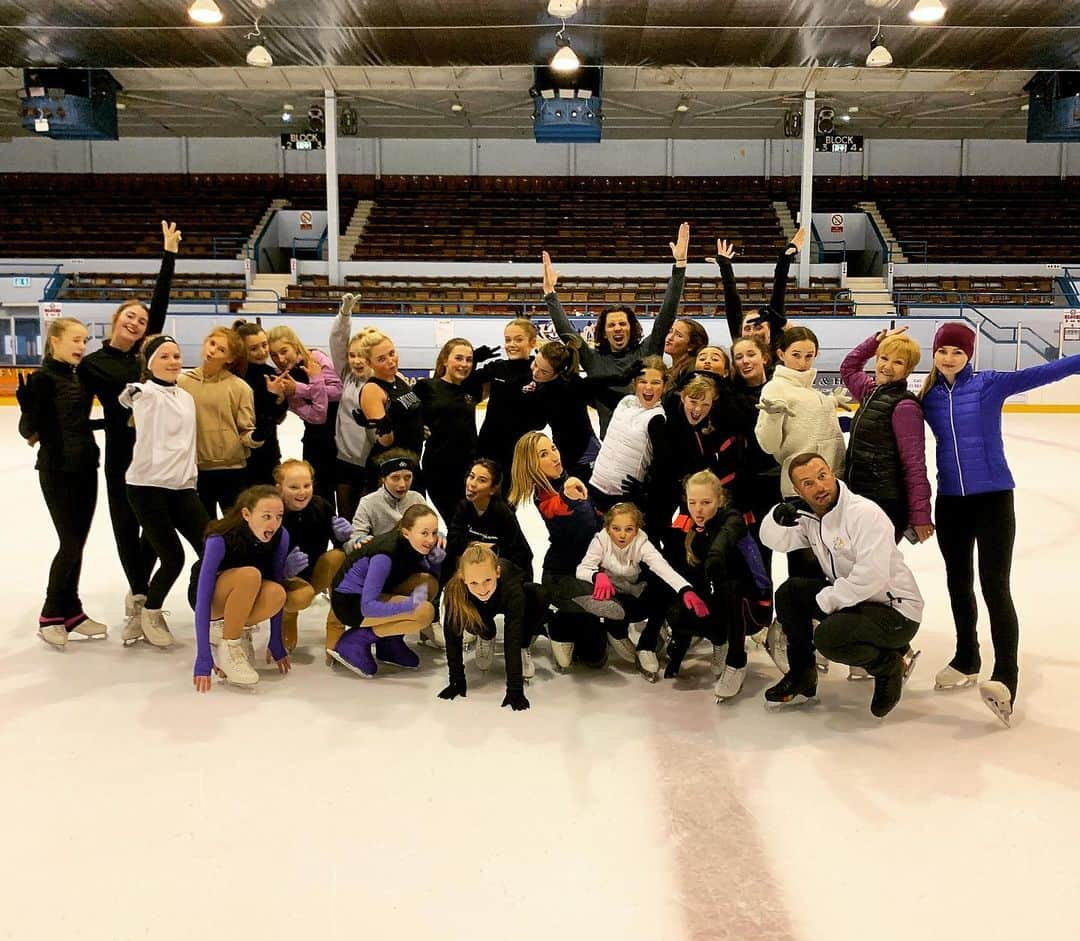 ジョン・ケアーさんのインスタグラム写真 - (ジョン・ケアーInstagram)「Fabulous Christmas Masterclass with all these amazing skaters! Can’t wait to do this again!!! #figureskating #scottishiceskating #britishiceskating #edinburghiceskating #murrayfieldicerink #edinburgh」12月24日 6時39分 - johnkerrsk8er