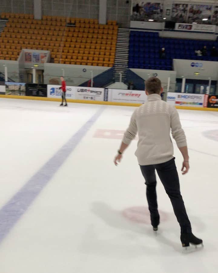 Phil Harrisのインスタグラム：「A bit of fun this morning! ⛸🤸🏼🙌🏼✨😁 #challenge . . . 🎥 @lolatodd  @theskatinglesson @theicecapture @figureskaterfitness @figureskating_ @europeonice @oniceperspectives #figureskating #iceskating #tricks #fun #spin #gymnastics #crossover #dancingonice #doi #figureskater #iceskater #retired #athlete #champion #christmas #videooftheday #life #rolemodel #happy」