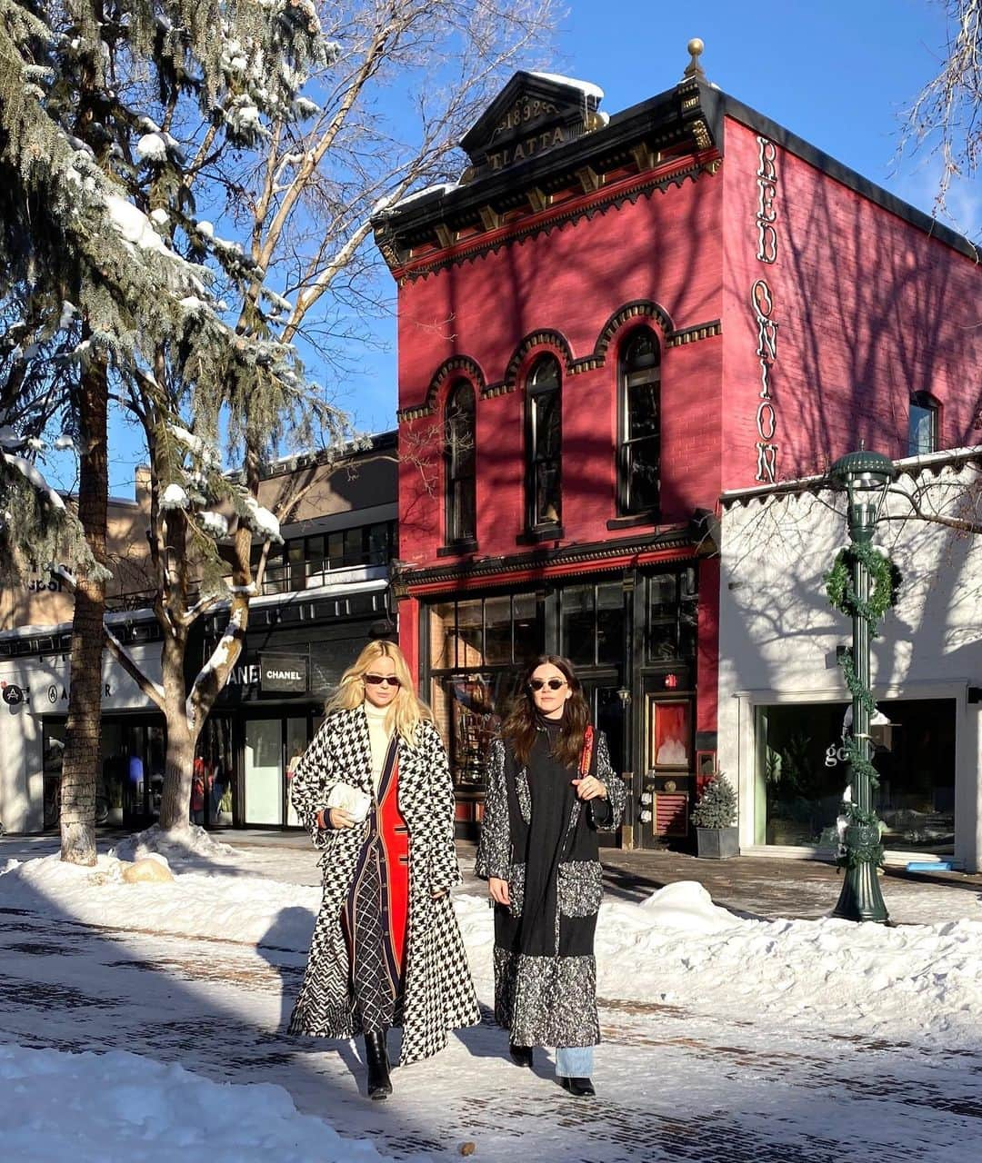 Harper's BAZAARさんのインスタグラム写真 - (Harper's BAZAARInstagram)「Equally, chic and audacious describes the renderings of the ephemeral boutique @chanelofficial built to kick off ski season in the famously fashionable Colorado town of Aspen. Best friends, West Coast influencers, and Chanel superfans, @meganadelaide and @madelynnfurlong opened the store early for BAZAAR and took us on a photo tour of their shopping spree. Tap the link in our bio to see their favorite pieces from the collections and to read the full interview with @joyann_king.」12月24日 6時50分 - harpersbazaarus