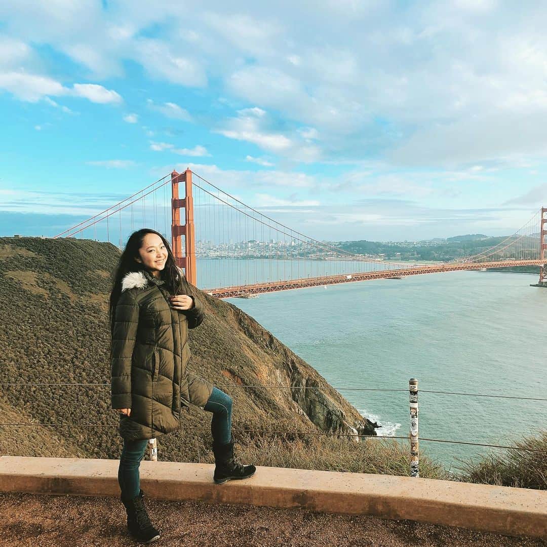 橘田いずみのインスタグラム：「San Francisco!!!!!! I crossed this bridge by bike last time!! It was nostalgic😌  I came here with my sister’s family and Poko(sister’s dog)in this time❤️ Btw....finally I got a new coat!!🤣 I used to have just 1 coat!!!😭 #sanfrancisco  #goldengatebridge  #いつでもPandaExpressが食べたい」