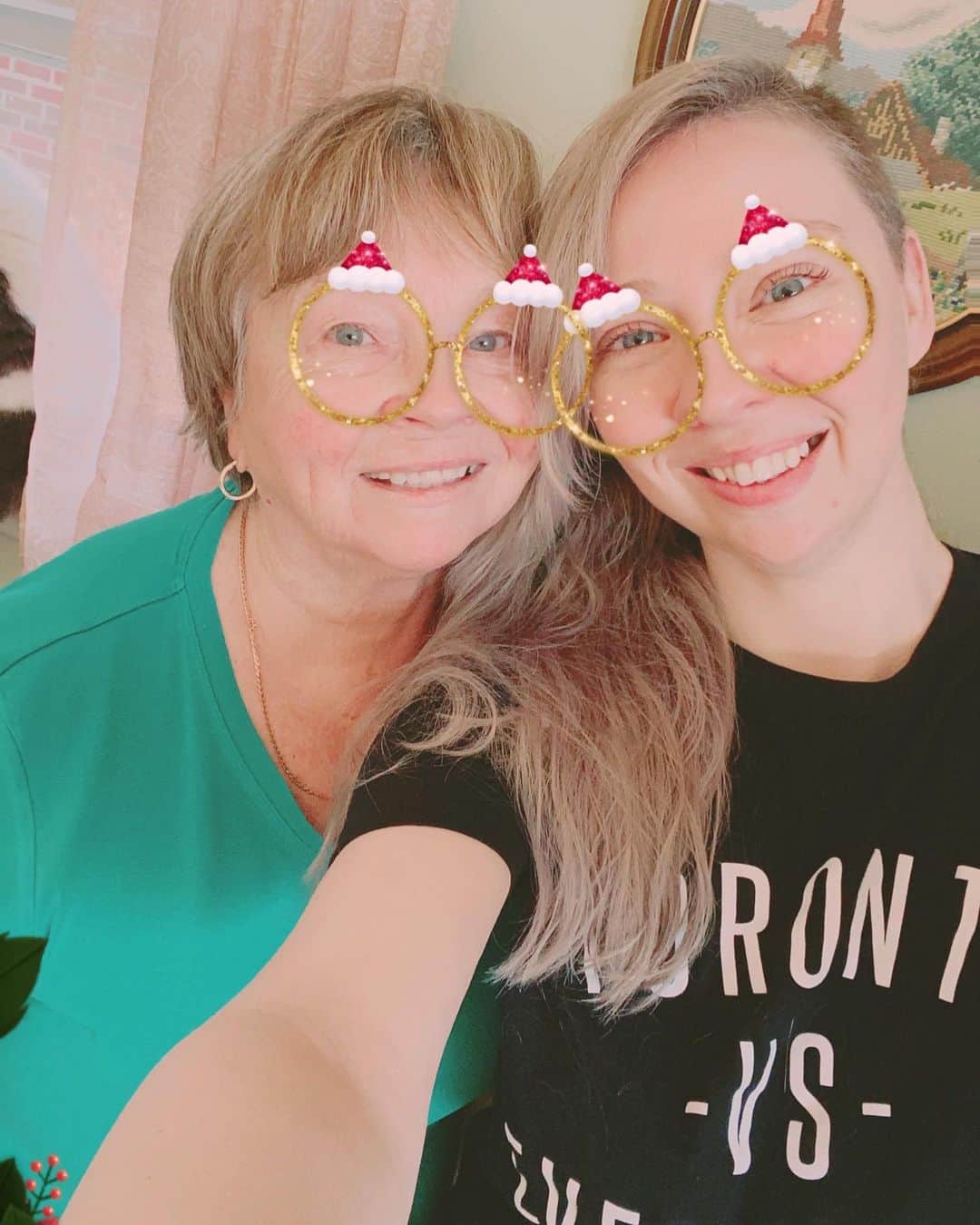 サイモンとマルティナのインスタグラム：「🎄 Christmas selfie with my mum🎄」