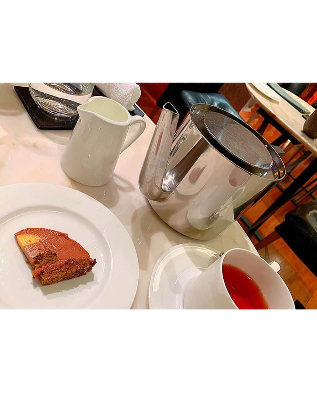 百合華さんのインスタグラム写真 - (百合華Instagram)「大阪梅田阪急百貨店の５階にある『BVLGARI IL CAFE』にてまったりカフェタイム☕️💕 ﻿ ﻿ 本日の『ドルチェ・ヴィータ』は洋梨とシャンパンゼリーの大人パフェ🎶﻿ ﻿ とっても美味しかったから勿論完食🥂﻿ ﻿ そして、アルコールアレルギーなのでその後見事に撃沈しました🥺﻿ お店の方が特別にケーキをプレゼントしてくださって、そちらも勿論完食🎁 ﻿ 甘い生活が大好きな食いしん坊過ぎる自分も全然嫌いじゃないww❤️ ﻿ ﻿ #大阪﻿ #梅田﻿ #梅田阪急﻿ #梅田阪急百貨店 ﻿ #bvlgari ﻿ #ブルガリ﻿ #bvlgariilcafe ﻿ #イルカフェ﻿ #ilcafe ﻿ #ドルチェヴィータ ﻿ #甘い生活﻿ #パフェ﻿ #洋梨﻿ #シャンパン﻿ #アルコール﻿ #アルコールアレルギー﻿ #撃沈﻿ #大好き﻿ #嫌いじゃない﻿」12月24日 7時05分 - yurika.lovelily