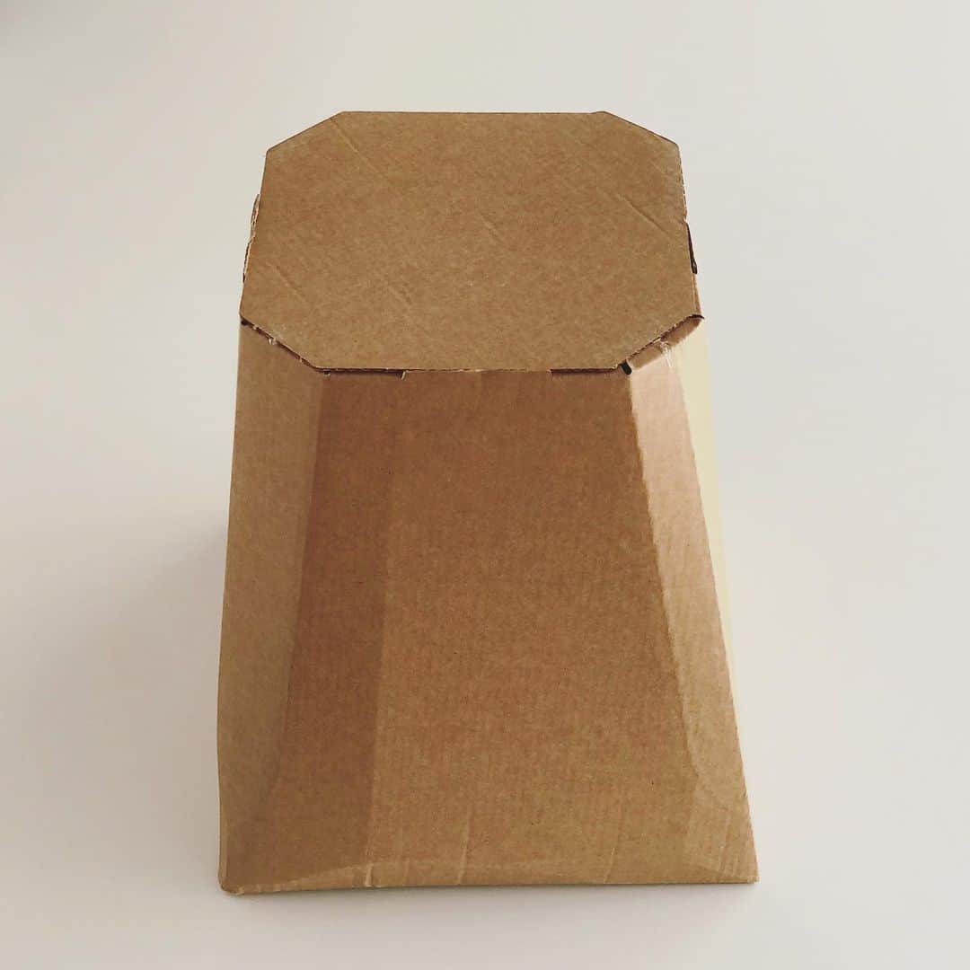 福田里香さんのインスタグラム写真 - (福田里香Instagram)「🎄🌲happy holidays01🎄🌲 PERBELLINIのパンドーロ。 まずはパッケージから。 #food_striptease 赤白のより紐の先には葡萄の小枝。 飾りじゃないんですよ、コレ。 800gもあるので、小枝を手で掴むと 持ちやすくなるという工夫にうっとり。 バニラシュガーが別添えになってます。 • 大好きな「紙を逆三角形の折り目にして 底に敷き込む包み方」で包んである。 イタリアでは、パンドーロやパネトーネは 伝統的にこの包み方が一般的。 中でも包装紙の柄込みで PERBELLINIが一等好きです。 • いつか憧れのめちゃくちゃクラシックなPERBELLINIの帽子箱風の12角の丸箱入りの4kgの特大パネトーネを箱買いしてみたい。 Focacciaの箱も白い12角で素敵だ。  #箱憧れ　#perbellini  #pandoro  #happyholidays #暮れの☕️や🍷のお供に」12月24日 7時05分 - riccafukuda