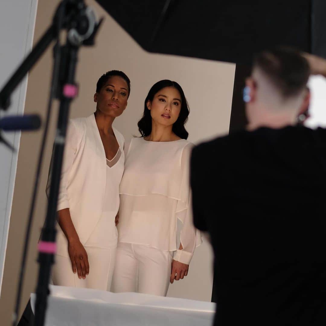 アラーナ・イップのインスタグラム：「Took a break from my usual training routine last week to get glammed up and go shoot for @esteelaudercanada with @phyliciageorge 💁🏻‍♀️💄🤩 ⠀⠀⠀⠀⠀⠀⠀⠀⠀ Thank you @esteelaudercanada @aplus_creative @anastasia_adani for the opportunity!#shadesofcanada #bts」