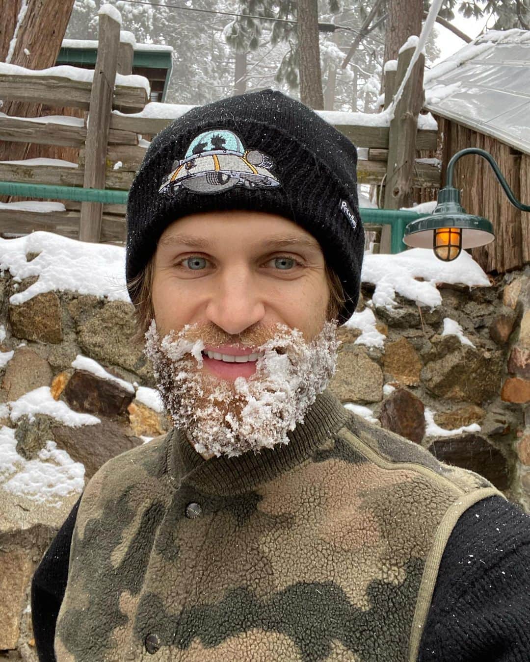 キーガン・アレンのインスタグラム：「❄️ happy holidays! 💙」