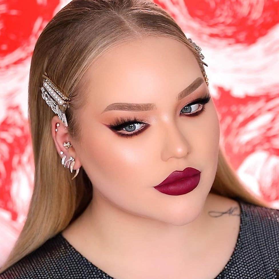 Maybelline New Yorkさんのインスタグラム写真 - (Maybelline New YorkInstagram)「THIS IS A LEWK! 🔥Need a last minute holiday makeup look? @nikkietutorials got you! Head to our Instagram Story and swipe up to see how she created this naughty makeup look using all of our new products! Drop only 🔥 emojis below if you can’t get enough of this holiday glam! #mnymakeuplikethis #regram #mnyitlook」12月24日 7時29分 - maybelline