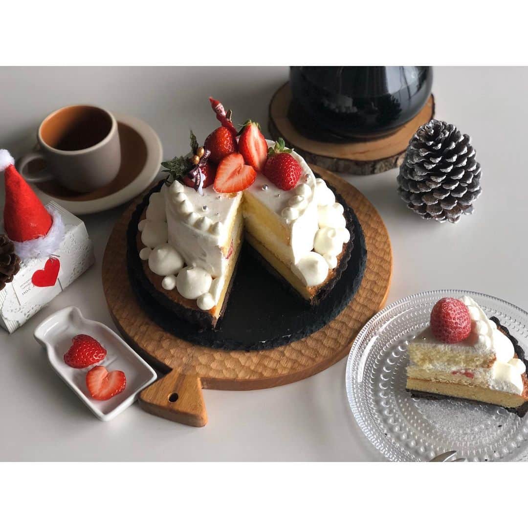 trs0609さんのインスタグラム写真 - (trs0609Instagram)「. . . ❤️🎄Happy Merry Xmasいぶぅ🎄❤️ . . 週末にクリスマスケーキ作ったよ🎂🎄✨ . タルトにショートケーキ乗せてスペシャルクリスマスケーキできました☺️💝 .おトーラサンタにも大好きな🍓あるからね😉 . . お留守番頑張ったらみんなでお楽しみ時間だね🎄✨ . その後は大忙しなおトーラサンタかな🎅🦌🌃💫💕 . 皆様素敵なクリスマスイブをお過ごし下さい☺︎❤️ . #frenchbulldog #frenchies1#frenchieworld #redfawn #フレンチブルドッグ #フレブル#フォーン#クリスマスケーキ#手作りケーキ」12月24日 7時31分 - trs0609