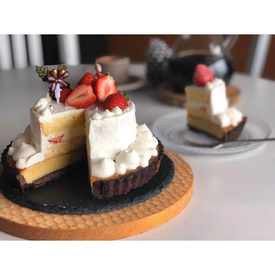 trs0609さんのインスタグラム写真 - (trs0609Instagram)「. . . ❤️🎄Happy Merry Xmasいぶぅ🎄❤️ . . 週末にクリスマスケーキ作ったよ🎂🎄✨ . タルトにショートケーキ乗せてスペシャルクリスマスケーキできました☺️💝 .おトーラサンタにも大好きな🍓あるからね😉 . . お留守番頑張ったらみんなでお楽しみ時間だね🎄✨ . その後は大忙しなおトーラサンタかな🎅🦌🌃💫💕 . 皆様素敵なクリスマスイブをお過ごし下さい☺︎❤️ . #frenchbulldog #frenchies1#frenchieworld #redfawn #フレンチブルドッグ #フレブル#フォーン#クリスマスケーキ#手作りケーキ」12月24日 7時31分 - trs0609
