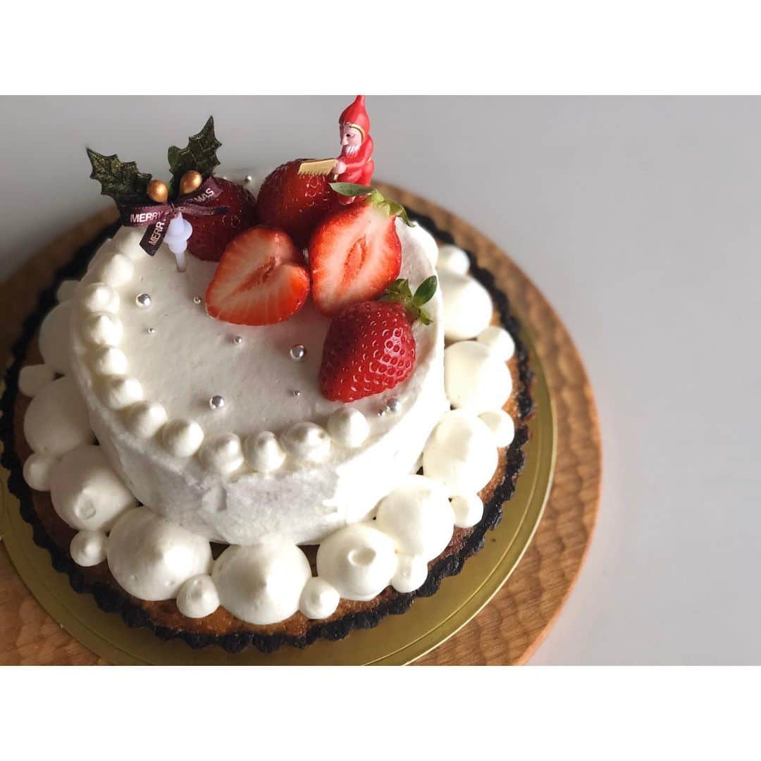 trs0609さんのインスタグラム写真 - (trs0609Instagram)「. . . ❤️🎄Happy Merry Xmasいぶぅ🎄❤️ . . 週末にクリスマスケーキ作ったよ🎂🎄✨ . タルトにショートケーキ乗せてスペシャルクリスマスケーキできました☺️💝 .おトーラサンタにも大好きな🍓あるからね😉 . . お留守番頑張ったらみんなでお楽しみ時間だね🎄✨ . その後は大忙しなおトーラサンタかな🎅🦌🌃💫💕 . 皆様素敵なクリスマスイブをお過ごし下さい☺︎❤️ . #frenchbulldog #frenchies1#frenchieworld #redfawn #フレンチブルドッグ #フレブル#フォーン#クリスマスケーキ#手作りケーキ」12月24日 7時31分 - trs0609