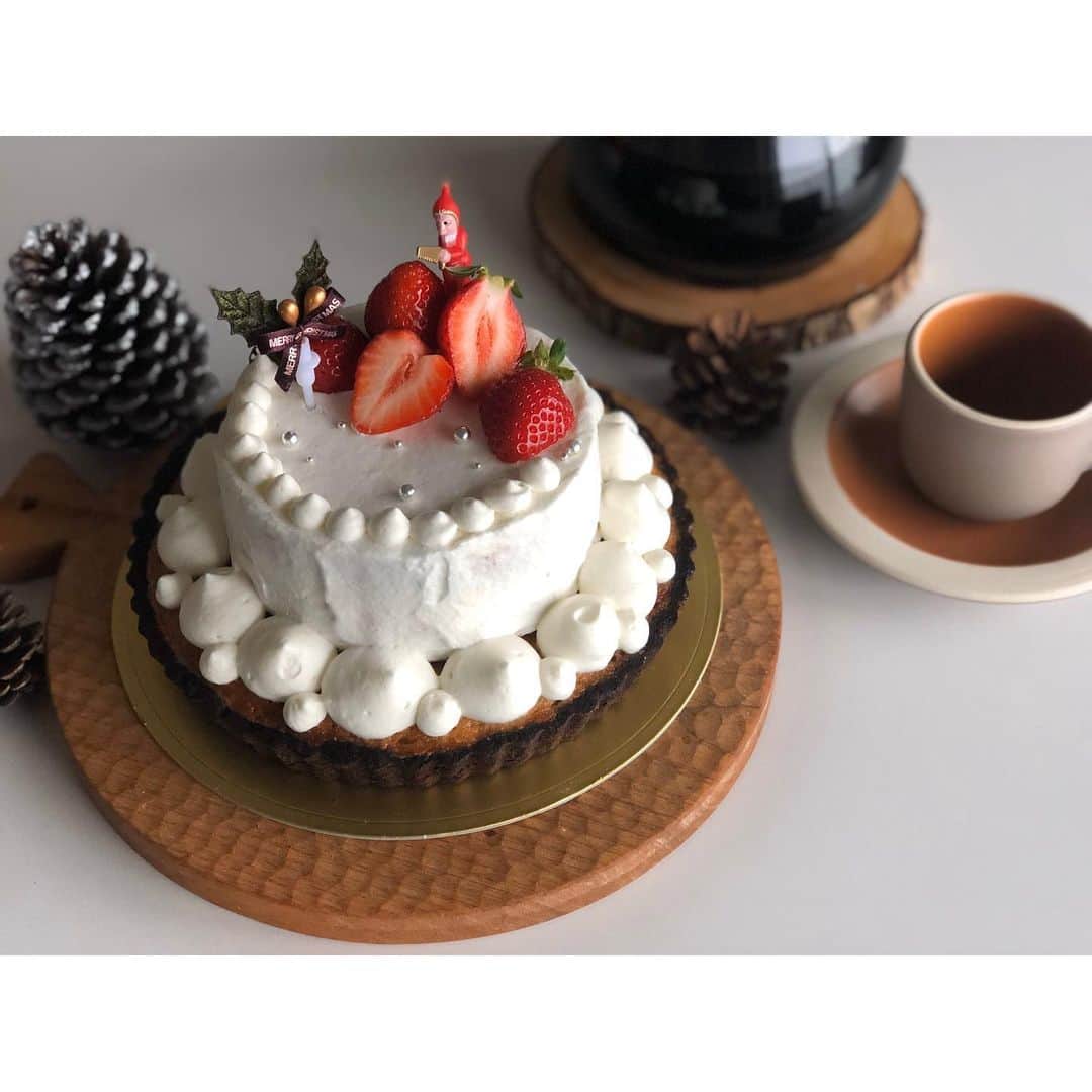 trs0609さんのインスタグラム写真 - (trs0609Instagram)「. . . ❤️🎄Happy Merry Xmasいぶぅ🎄❤️ . . 週末にクリスマスケーキ作ったよ🎂🎄✨ . タルトにショートケーキ乗せてスペシャルクリスマスケーキできました☺️💝 .おトーラサンタにも大好きな🍓あるからね😉 . . お留守番頑張ったらみんなでお楽しみ時間だね🎄✨ . その後は大忙しなおトーラサンタかな🎅🦌🌃💫💕 . 皆様素敵なクリスマスイブをお過ごし下さい☺︎❤️ . #frenchbulldog #frenchies1#frenchieworld #redfawn #フレンチブルドッグ #フレブル#フォーン#クリスマスケーキ#手作りケーキ」12月24日 7時31分 - trs0609